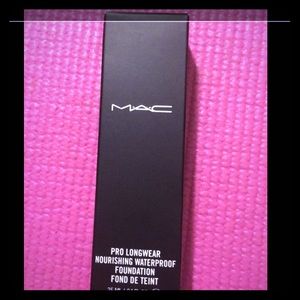Mac Pro Longwear Waterproof Foundation NW20